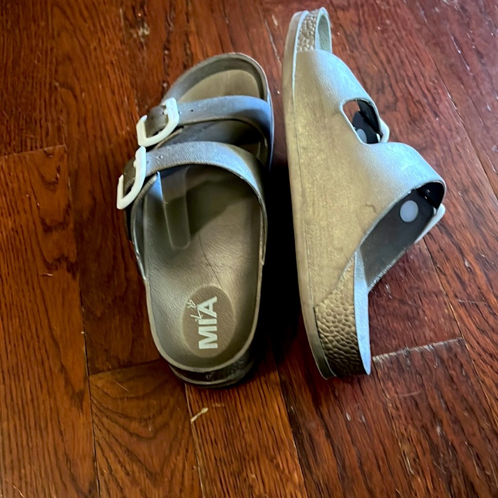 Mia sandals